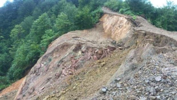 Rize’de şiddetli yağış heyelanlara neden oldu