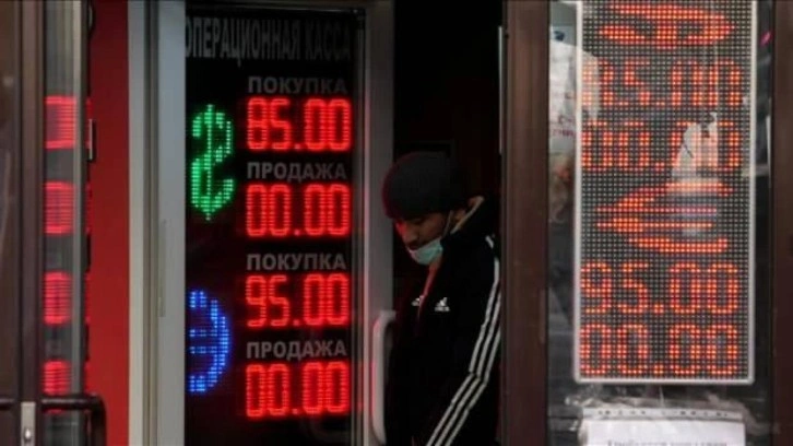 Rusya’da nakit dolar ve avro çekimine yönelik kısıtlamalar uzatıldı