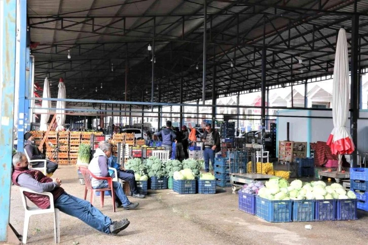 Rusya'nın Ukrayna operasyonu Antalya halinden ihracatı durdurdu, fiyatlar yüzde 60 ucuzladı