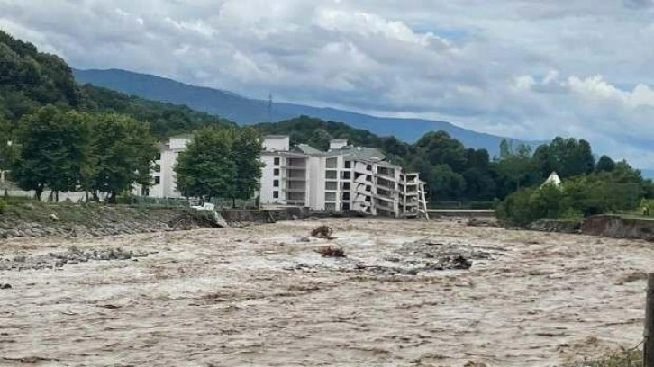 Sağanak, inşaat halindeki termal otelin bloğunu yıktı