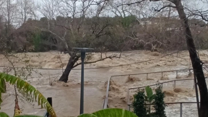 Sağanak ve fırtına Manavgat'ta hayatı adeta felç etti