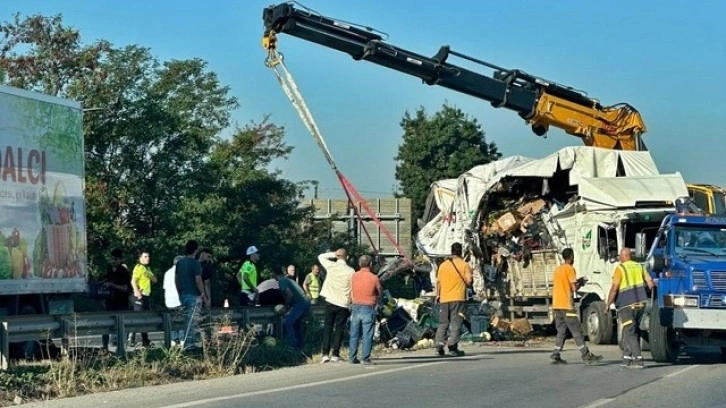 Sakarya'da sebze yüklü kamyon devrildi: 1'i ağır 2 yaralı