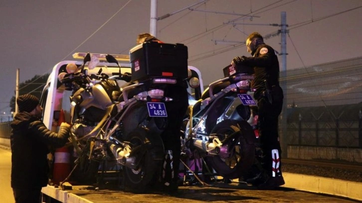 Sakarya'da motosikletli yunus ekipleri ile hafif ticari araç çarpıştı. 4 polis yaralandı