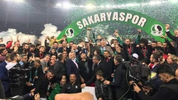 Sakaryaspor şampiyonluk kupasını kaldırdı