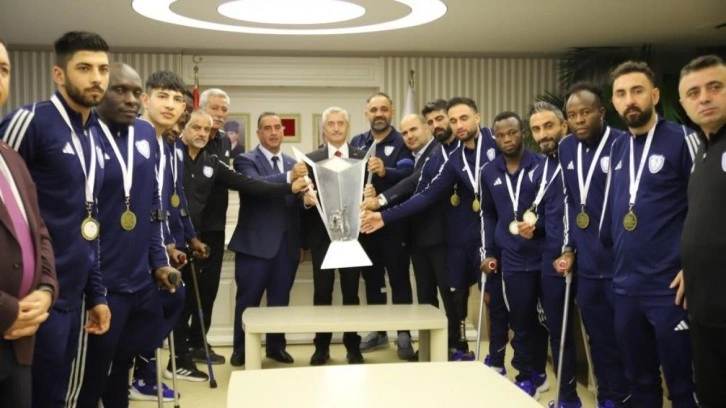 Şampiyon Şahinbey Ampute'den, Başkan Tahmazoğlu'na kupa sürprizi