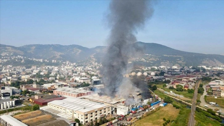 Samsun'da iki fabrikada etkili olan yangın söndürülmeye çalışılıyor