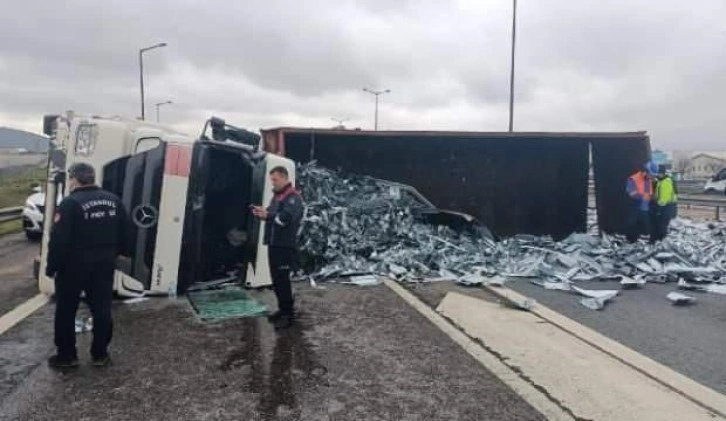 Sancaktepe TEM'de TIR devrildi! Trafiğe kapatıldı