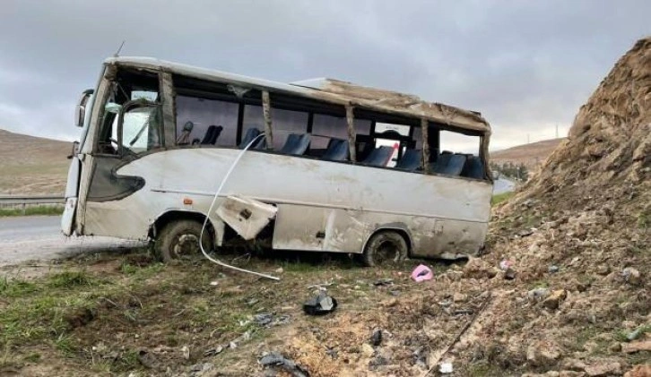 Şanlıurfa'da işçi servisi devrildi: Yaralılar var