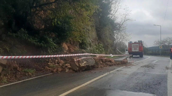 Sarıyer'de yola kaya parçası düştü