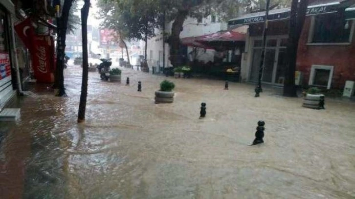 Şarköy'de sağanak ve dolu; yollar göle döndü