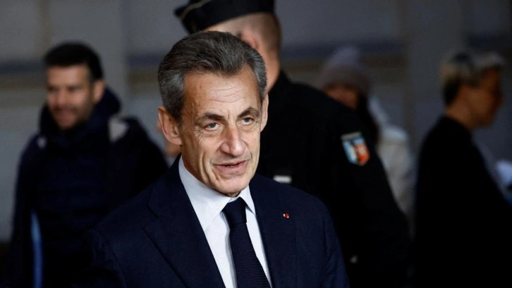 Sarkozy'e 3 yıl hapis cezası