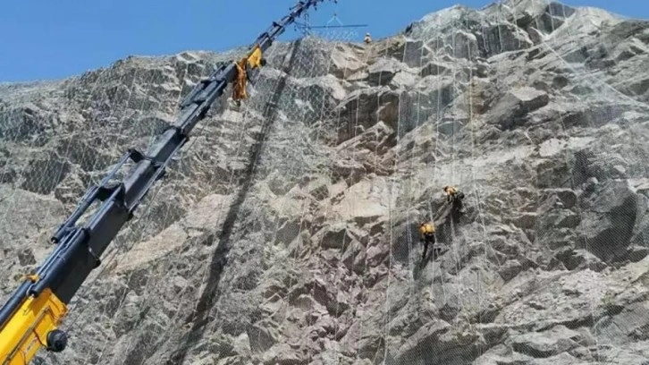 Sarp ve dik yamaçlardan otoyollara çelik koruma