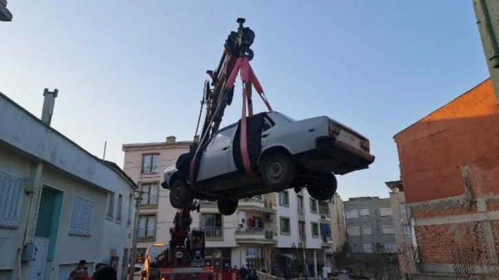 Satın aldığı 1979 model otomobili, bulunduğu bahçeden vinç yardımıyla çıkardı