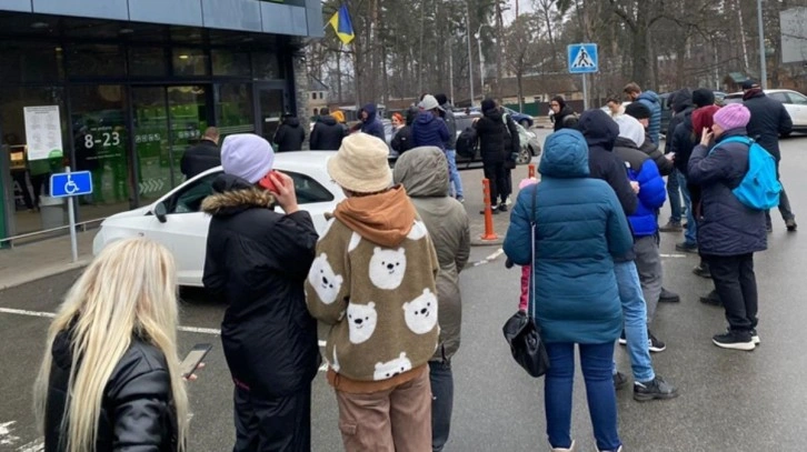 Savaşın başlamasıyla Ukrayna'da ATM ve istasyonlar önünde uzun kuyruklar oluştu