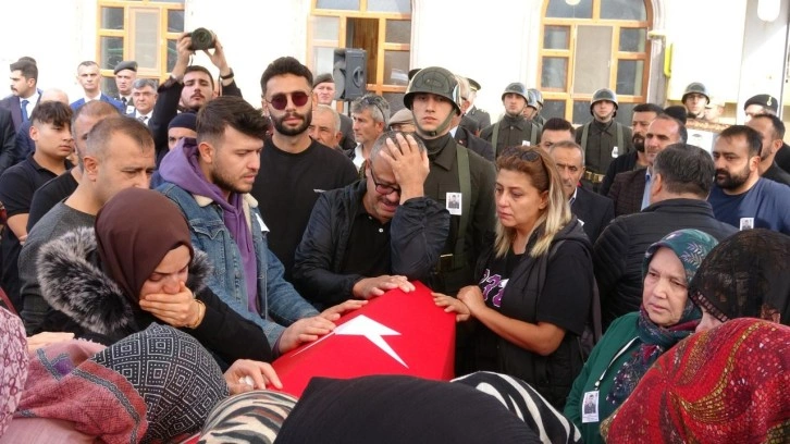 Şehide yürek yakan veda: tabutuna sarılan ailesi gözyaşına boğuldu