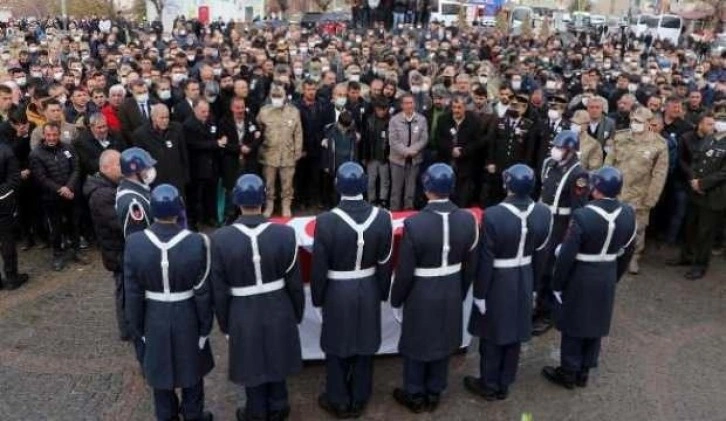 Şehit Uzman Çavuş Sunal, gözyaşlarıyla son yolculuğuna uğurlandı