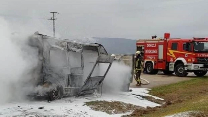 Seyir halindeki minibüs alev alev yandı!