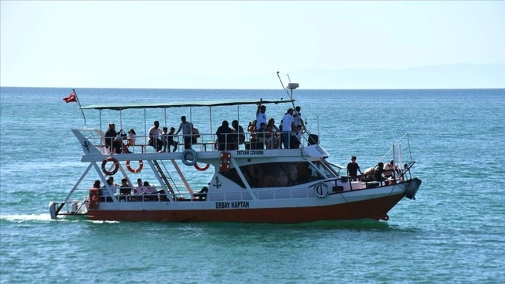 Sıcaktan bunalan vatandaşlar Van Gölü kıyılarında serinledi