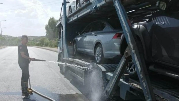 Sıfır araç taşıyan tırın lastikleri alev aldı