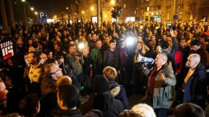 Sırbistan'da seçim sonuçları sonrasında muhalefet sokağa döküldü: Protestolar sürüyor...