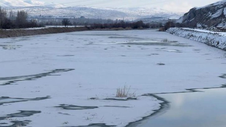 Sivas eksi 18'i gördü, Kızılırmak Nehri dondu