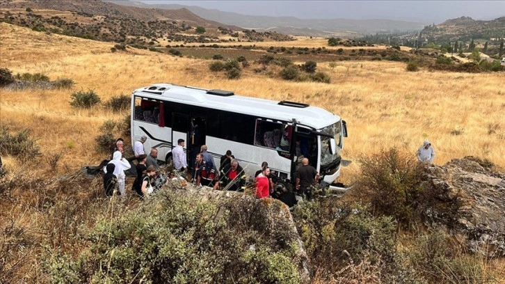 Sivas'ta midibüsün devrildiği kazada 16 kişi yaralandı