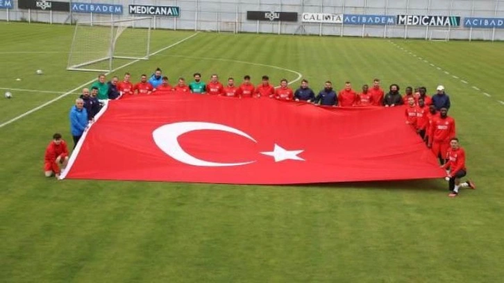 Sivasspor antrenmanda dev Türk bayrağı açtı