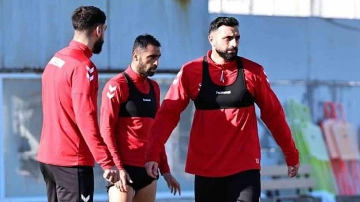 Sivasspor'da Rıza Çalımbay ve futbolcular, 8 Mart Dünya Kadınlar Günü'nü kutladı