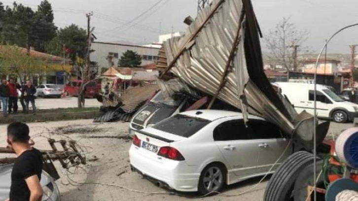 Sivas'ta kuvvetli rüzgar; uçan çatılar araçların üzerine düştü