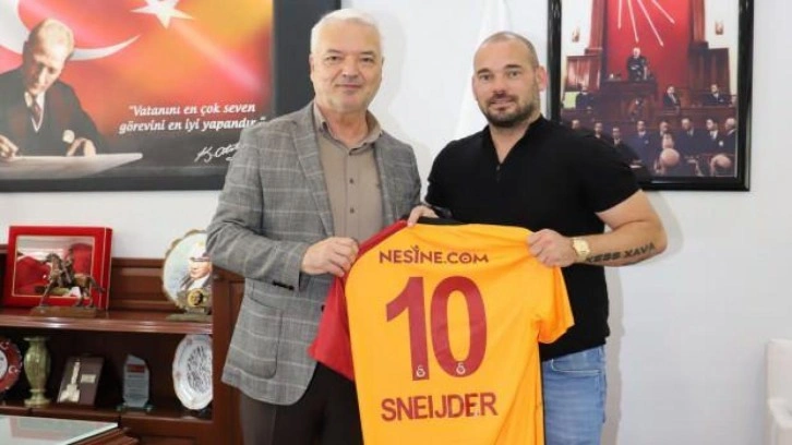 Sneijder, Saruhanlı Belediyesi'ni ziyaret etti