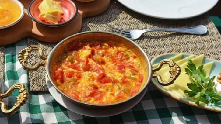 Soğanlı menemen nasıl yapılır? Soğanlı menemen tarifi