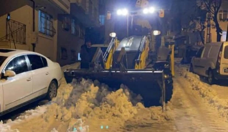 Sokağındaki karları kendi iş makinesiyle temizledi