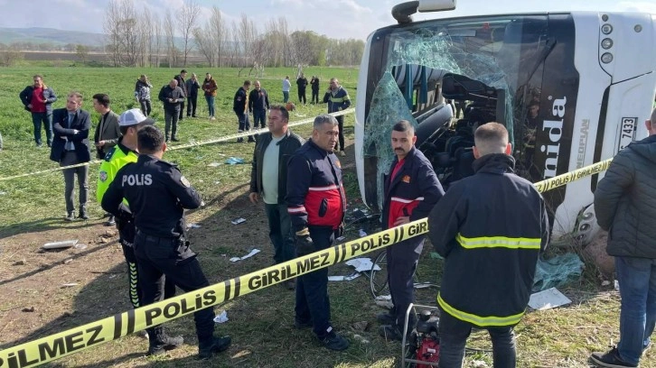 Son Dakika... Eskişehir'de feci kaza: İşçi servisi devrildi, ölü ve yaralılar var!