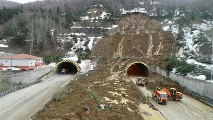 Son Dakika! Heyelan nedeniyle trafiğe kapanan Bolu Dağı Tüneli saat 16.00'da yeniden açılacak