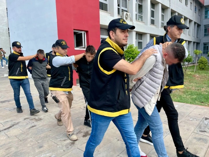 Sosyal medyadan tanıştıkları kişiyi silahla gasp ettiler