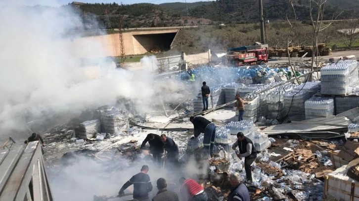 Su fabrikasındaki yangına pet şişeyle müdahale