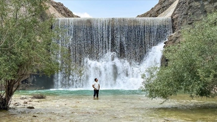 Su seviyesi yüzde 100'e ulaşan Zernek Barajı'ndaki yapay şelale ilgi görüyor