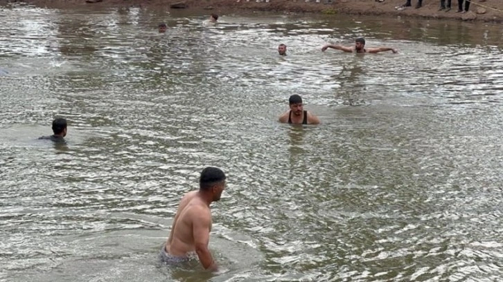 Suda çırpınan çocuğu görünce peş peşe suya atladılar: 3 ölü