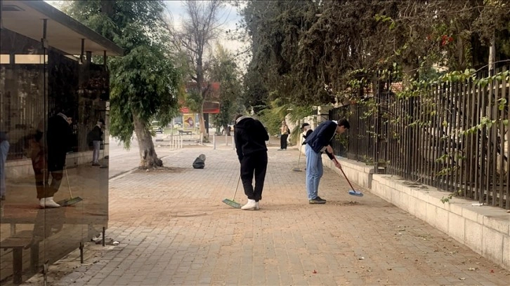 Suriye'nin başkenti Şam'da gönüllü gençler sokakları temizliyor