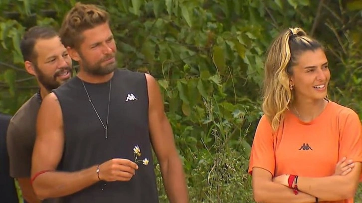 Survivor'da 14 Şubat kutlaması! Mert, sevgilisi Sude'ye çiçek hediye ediyor