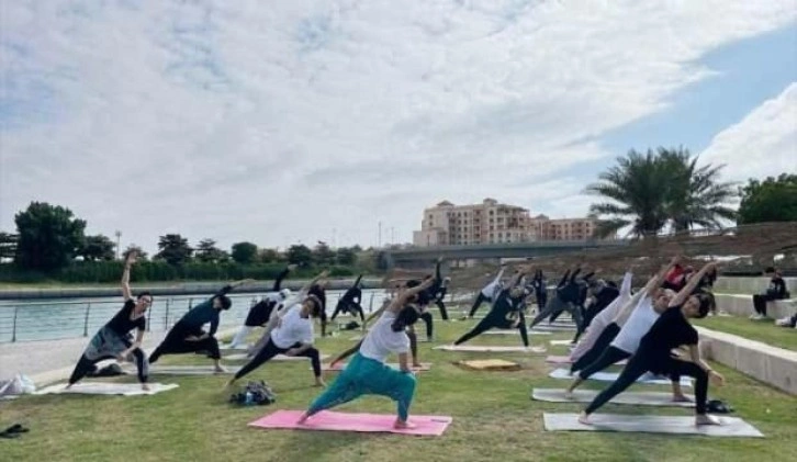 Suudi Arabistan'da açık alanda ilk kez toplu yoga yapıldı