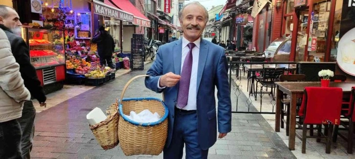 Takım elbiseli simitçiyi görenler şaşırıp kalıyor! Aylık kazancı 25 bin lira