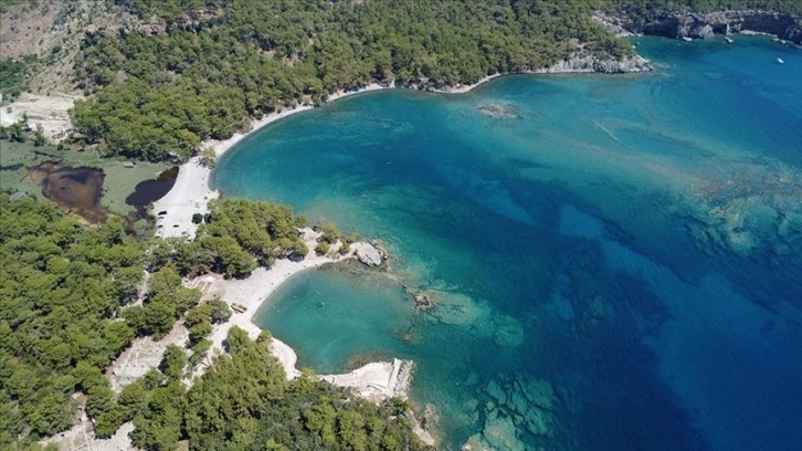 Tarih ile doğanın bütünleştiği Phaselis bayram tatilinde binlerce ziyaretçi ağırladı