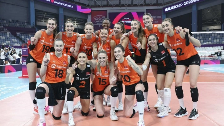 Tarihe geçen finalde Eczacıbaşı, VakıfBank'ı altın sette mağlup edip kupaya uzandı