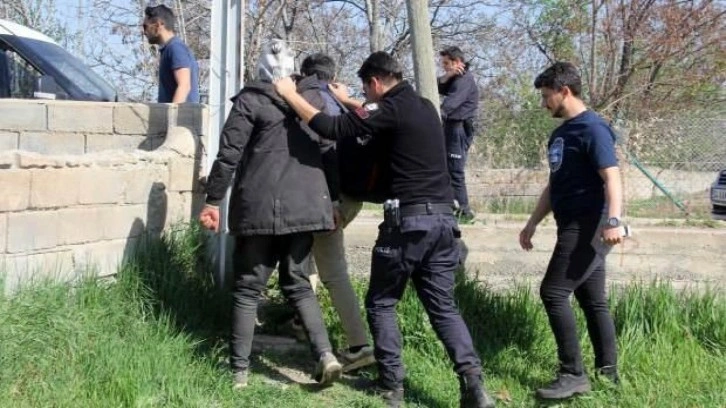 Tarlada izlerini kaybettirmeye çalışan kaçak göçmenler yakalandı