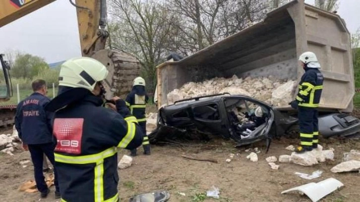 Taş yüklü kamyon çarpıştığı aracın üzerine devrildi: 1 ölü, 2 yaralı