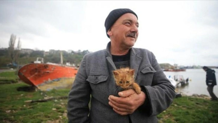 Taşkın bölgesinde ıslanan kedi yavrusunu ceketinde ısıttı