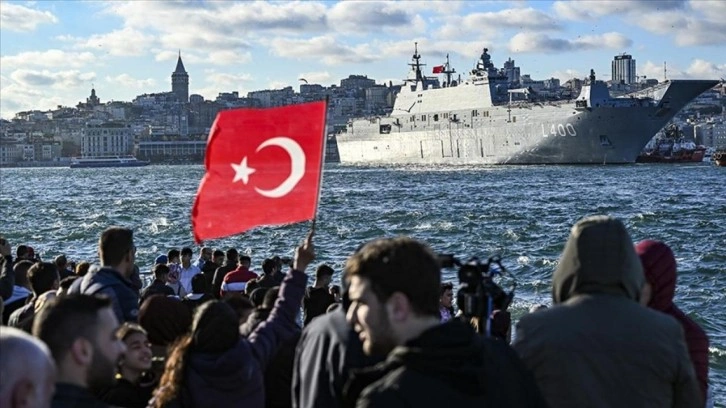 TCG Anadolu, İstanbul Boğazı'ndaki geçişini tamamlayıp Sarayburnu'na döndü