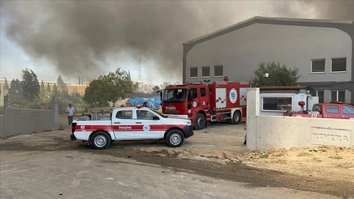 Tekirdağ'da tekstil fabrikasında çıkan yangına müdahale ediliyor