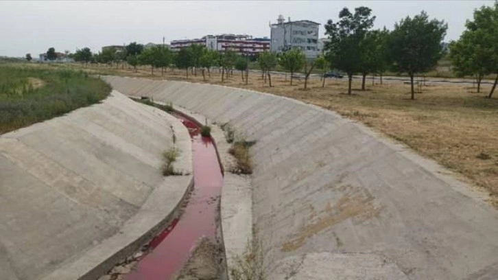 Tekirdağ'da bir kanalın suyu kırmızı akmaya başladı